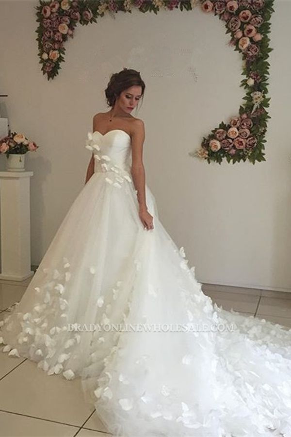Glamorous 3D-Floral Appliques Wedding Dresses Sweetheart Neck Chapel Train Bridal Gowns