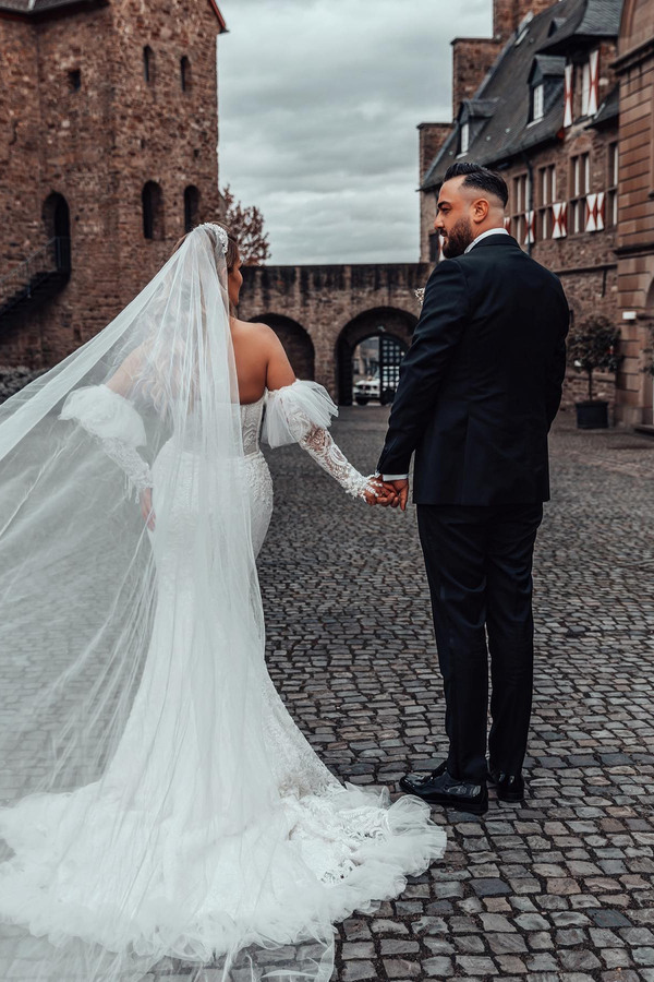 Elegant Mermaid Heart-Neck Floor-Length Lace Wedding Dress