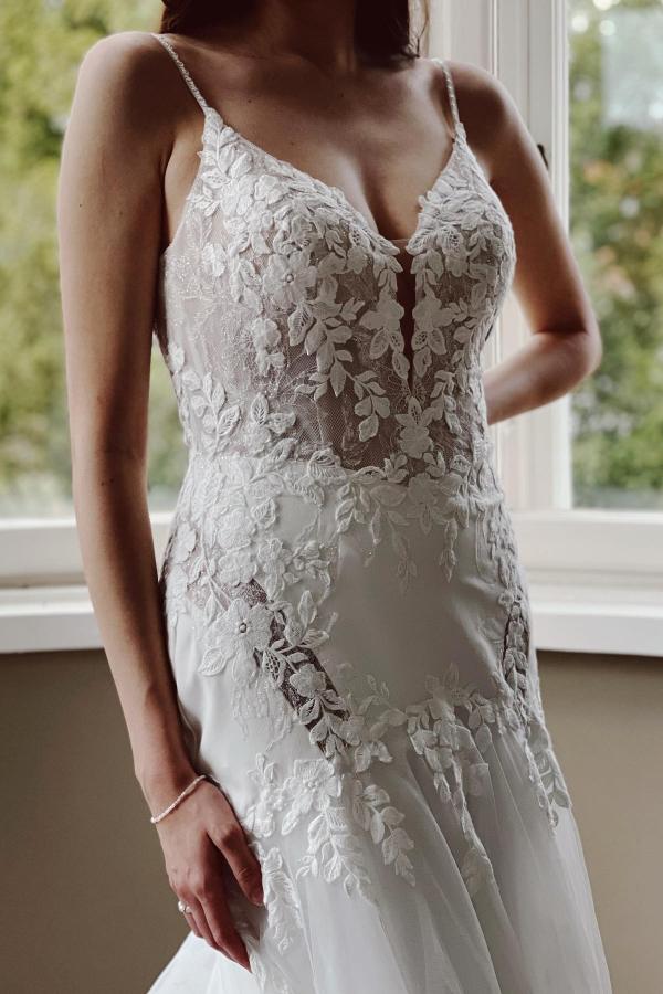 Stylish White Floral Lace Tulle Wedding Dress Spaghetti Straps Appliques Long Bridal Dress
