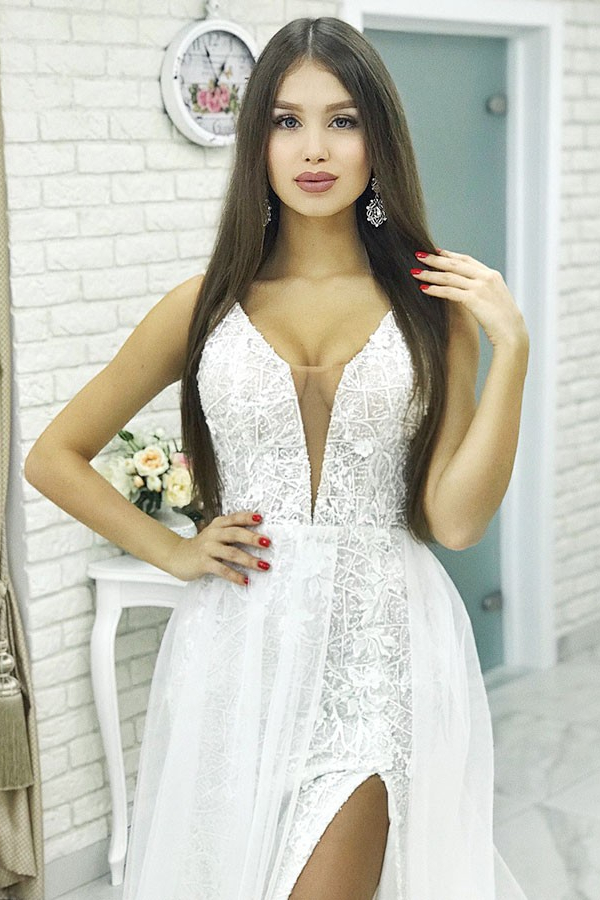 Glamorous White V-Neck Front Split Tulle Beach Wedding Dress