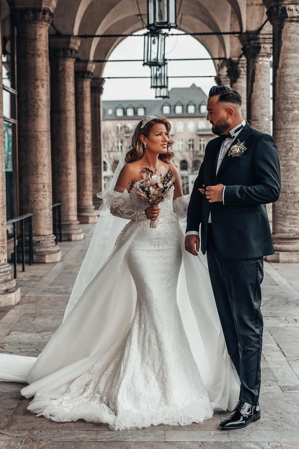 Elegant Mermaid Heart-Neck Floor-Length Lace Wedding Dress