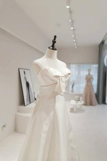 Long wedding dress with tube top collar and mopping the floor_3