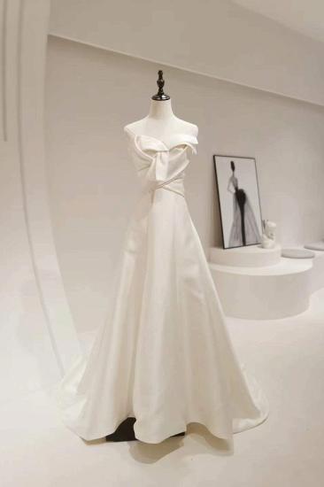 Long wedding dress with tube top collar and mopping the floor_5