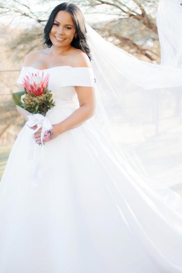 Off-the-shoulder White Ball Gown long Wedding Dresses_3