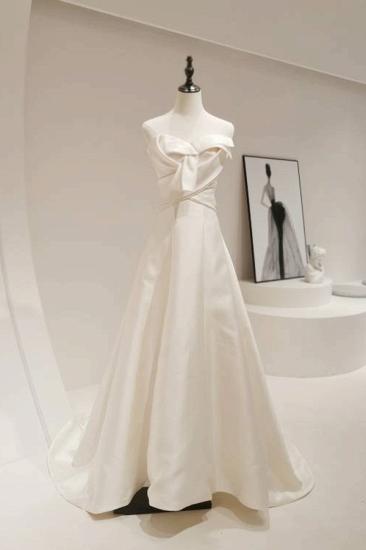 Long wedding dress with tube top collar and mopping the floor_4